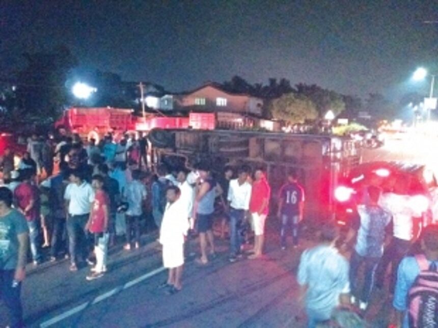 Bus overturns near Vales junction, disrupts traffic