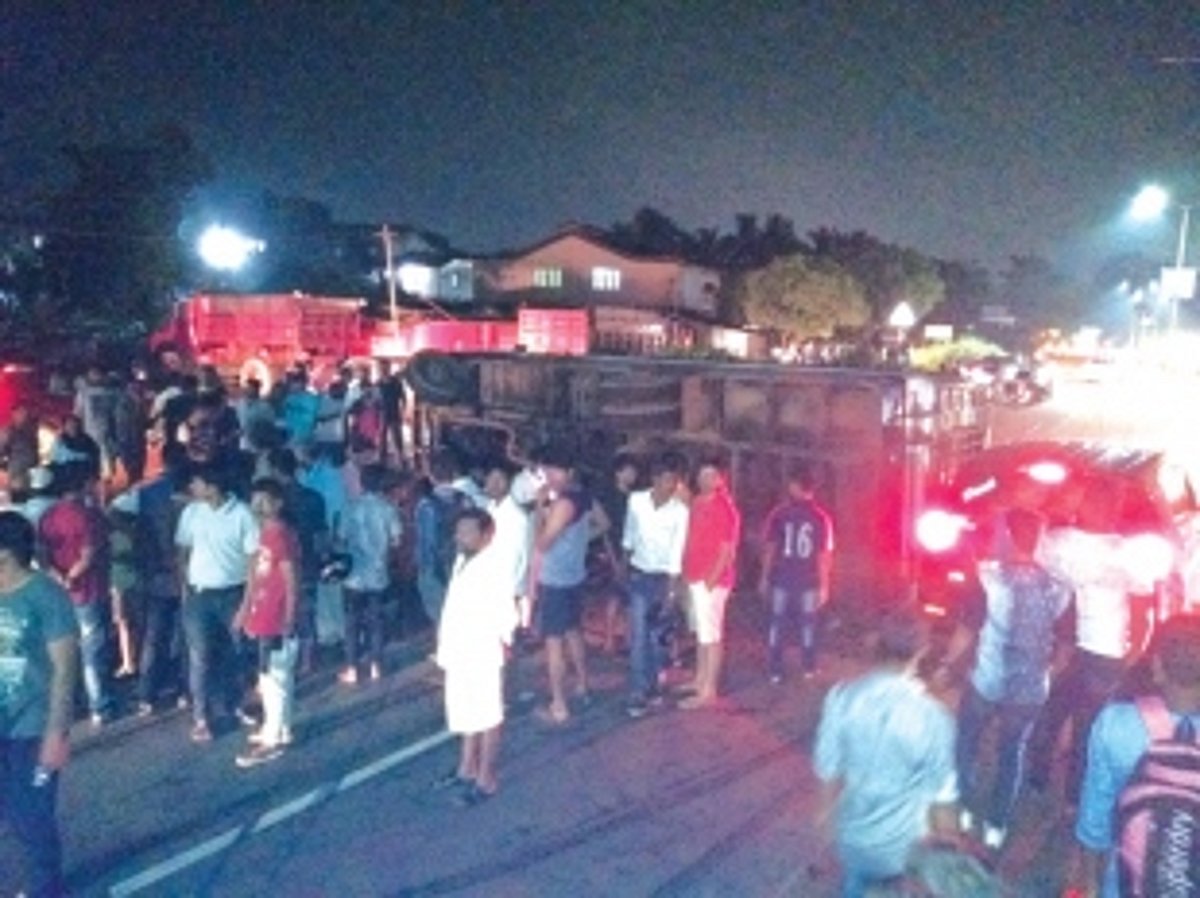 Bus overturns near Vales junction, disrupts traffic