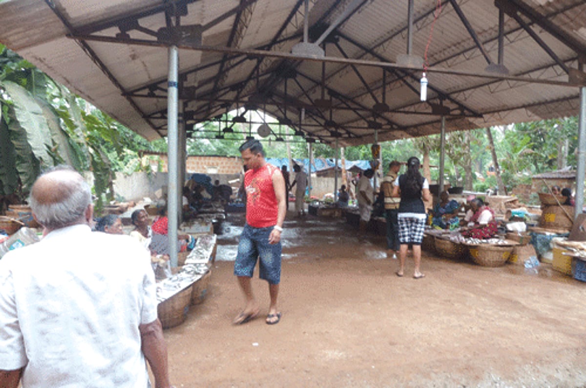 Business as usual in the newly-built makeshift market at Pazentar-Cortalim.