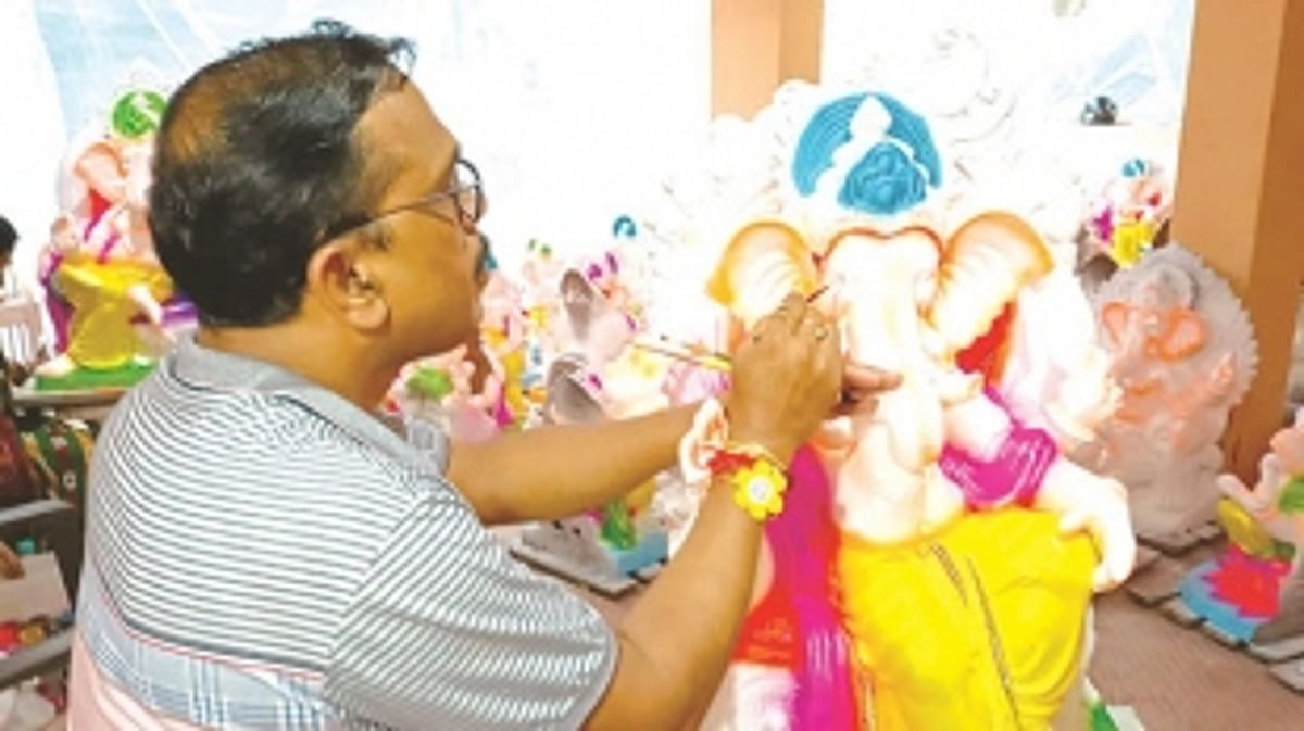 Buy Ganesh idols made only of clay: Mayem MLA
