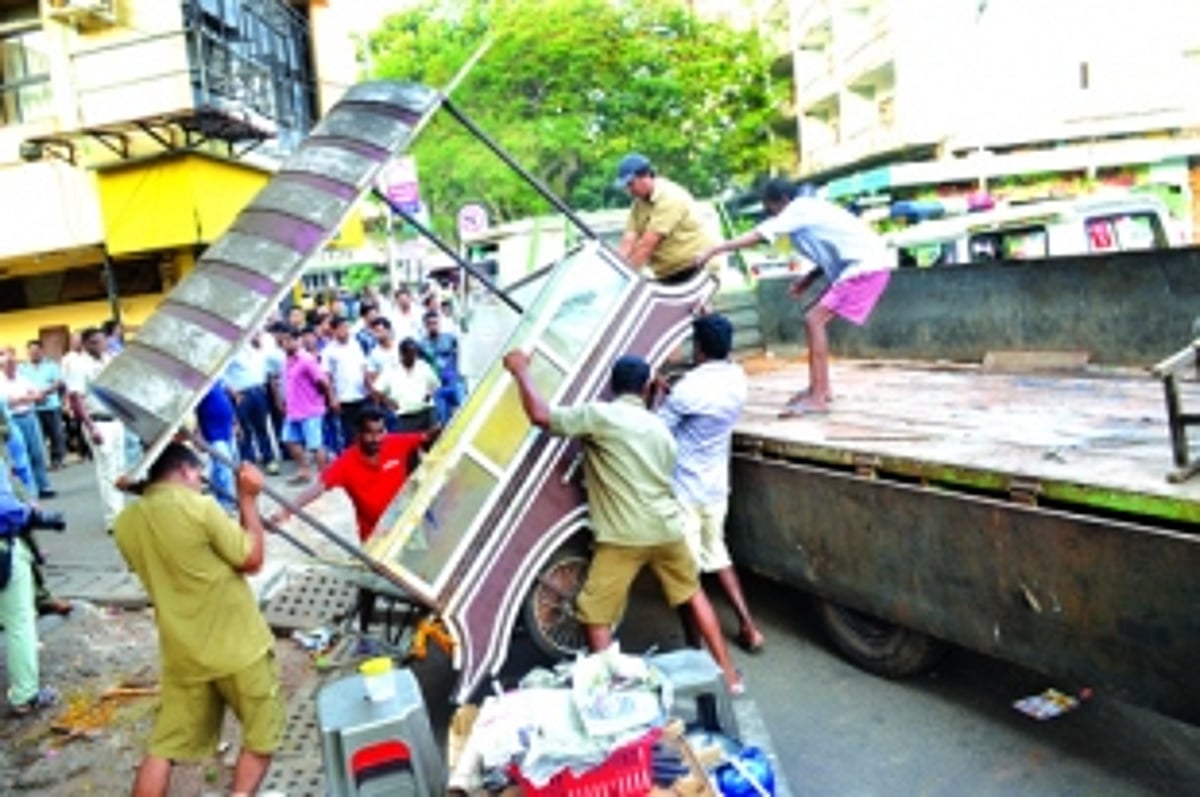 CCP drives stationary handcarts away from 18 June Road
