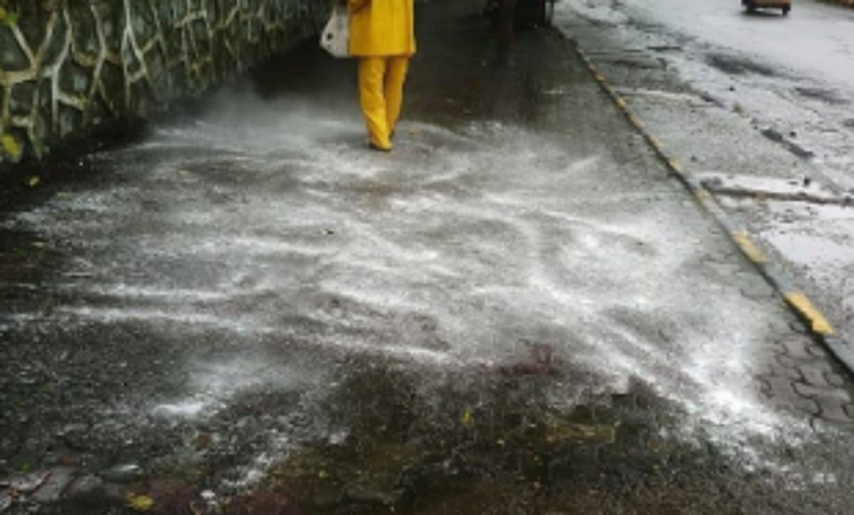 CCP sprinkles bleaching powder on footpaths