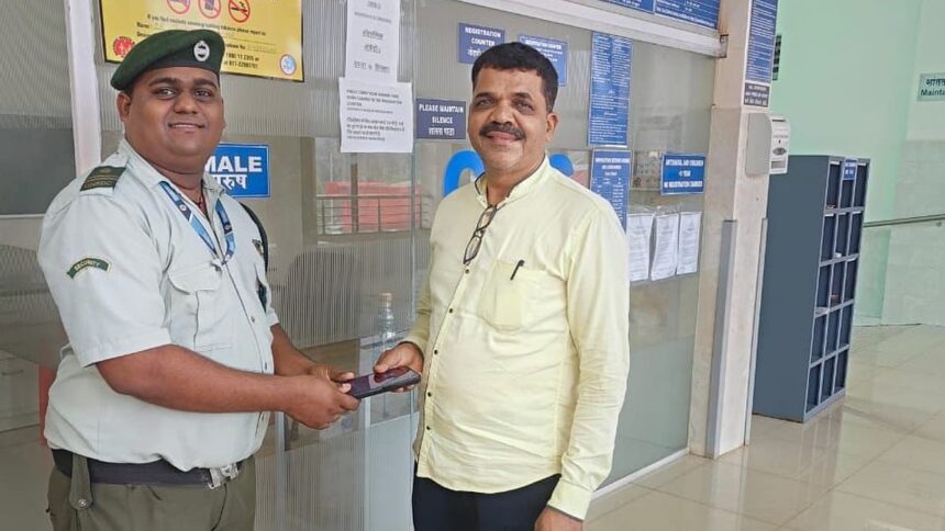 CHC Curchorem Staff Praised for Honest Act, Returns Lost Mobile to Owner 1 CHC Curchorem Staff Praised for Honest Act, Returns Lost Mobile to Owner