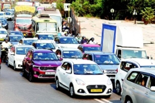 CHOKE A BLOCK! PEOPLE THROTTLED  BY TRAFFIC AT KADAMBA BYPASS