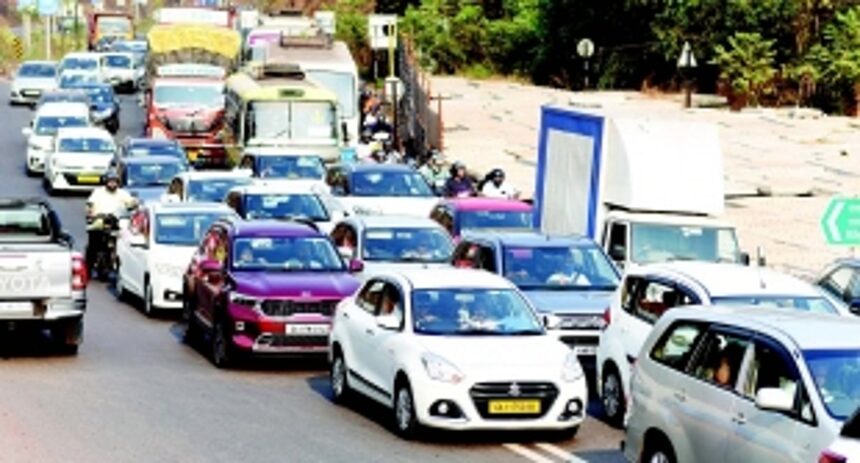 CHOKE A BLOCK! PEOPLE THROTTLED BY TRAFFIC AT KADAMBA BYPASS