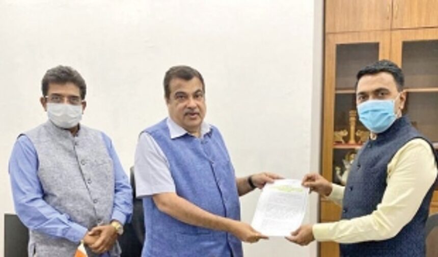 CM Sawant discusses Goans’ fears on coal handling with Union Minister