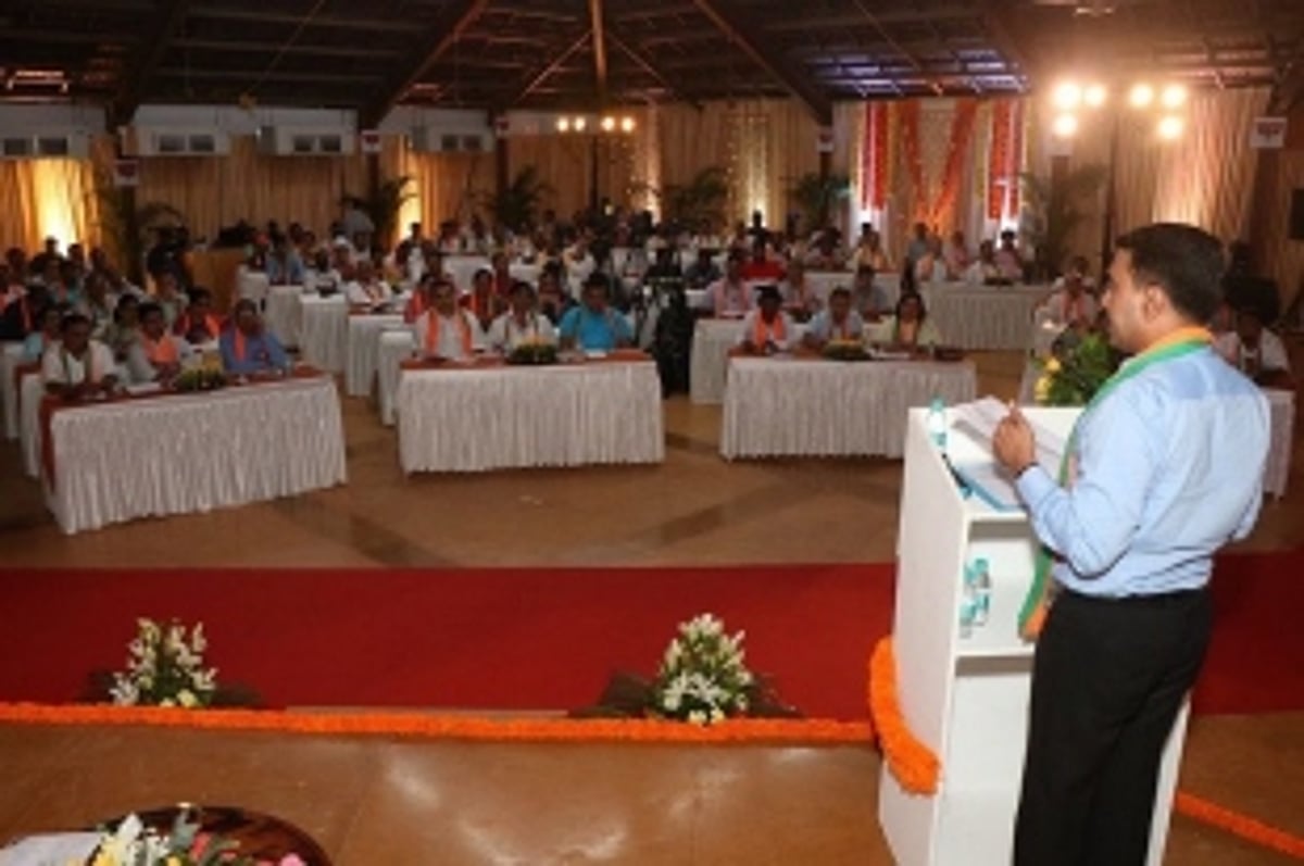 CM asks party workers to reach last mile with schemes