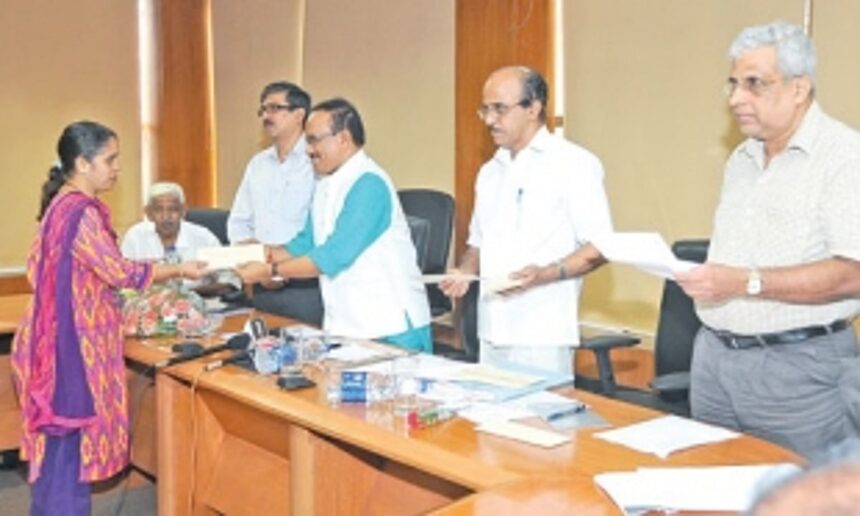 CM distributes grants to schools 1 CM distributes grants to schools