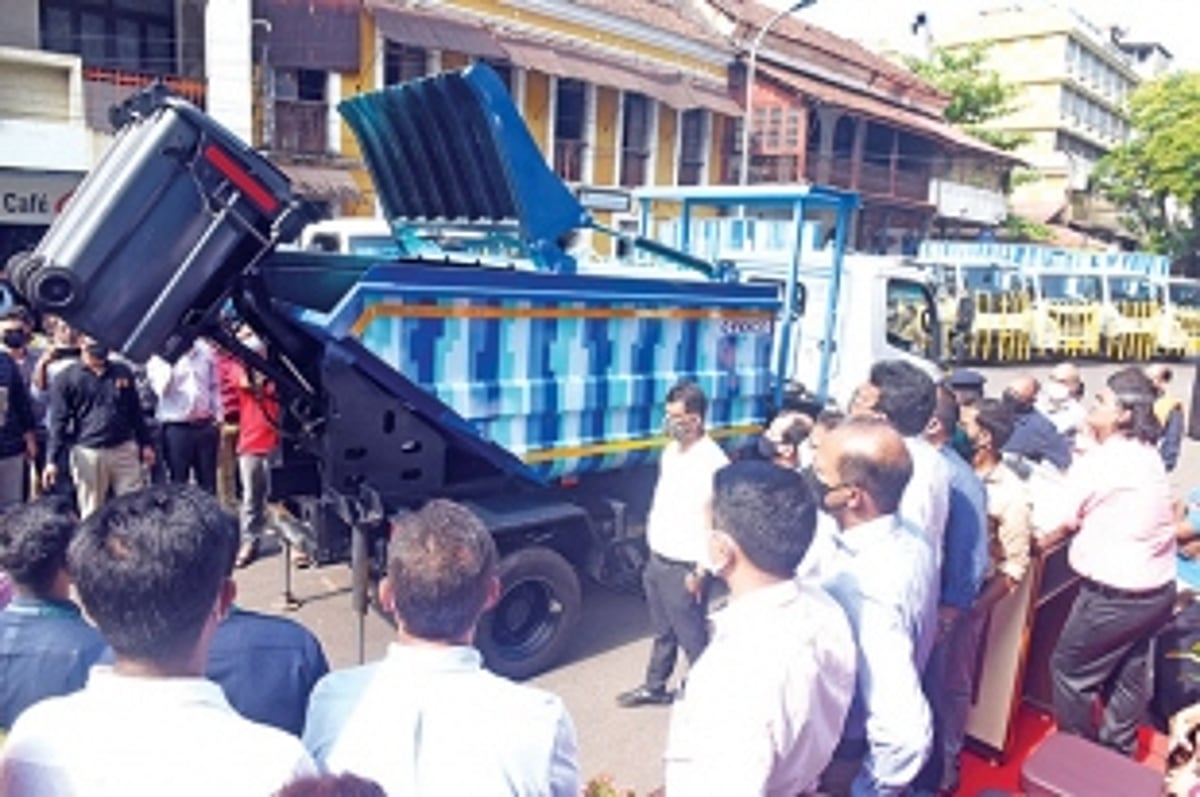 CM launches advanced waste collection vehicles for CCP