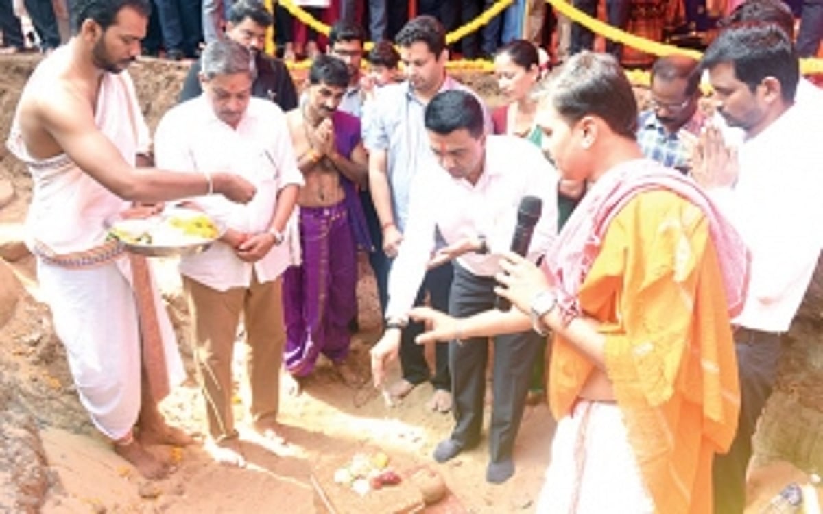 CM lays foundation stone for Parrikar's memorial
