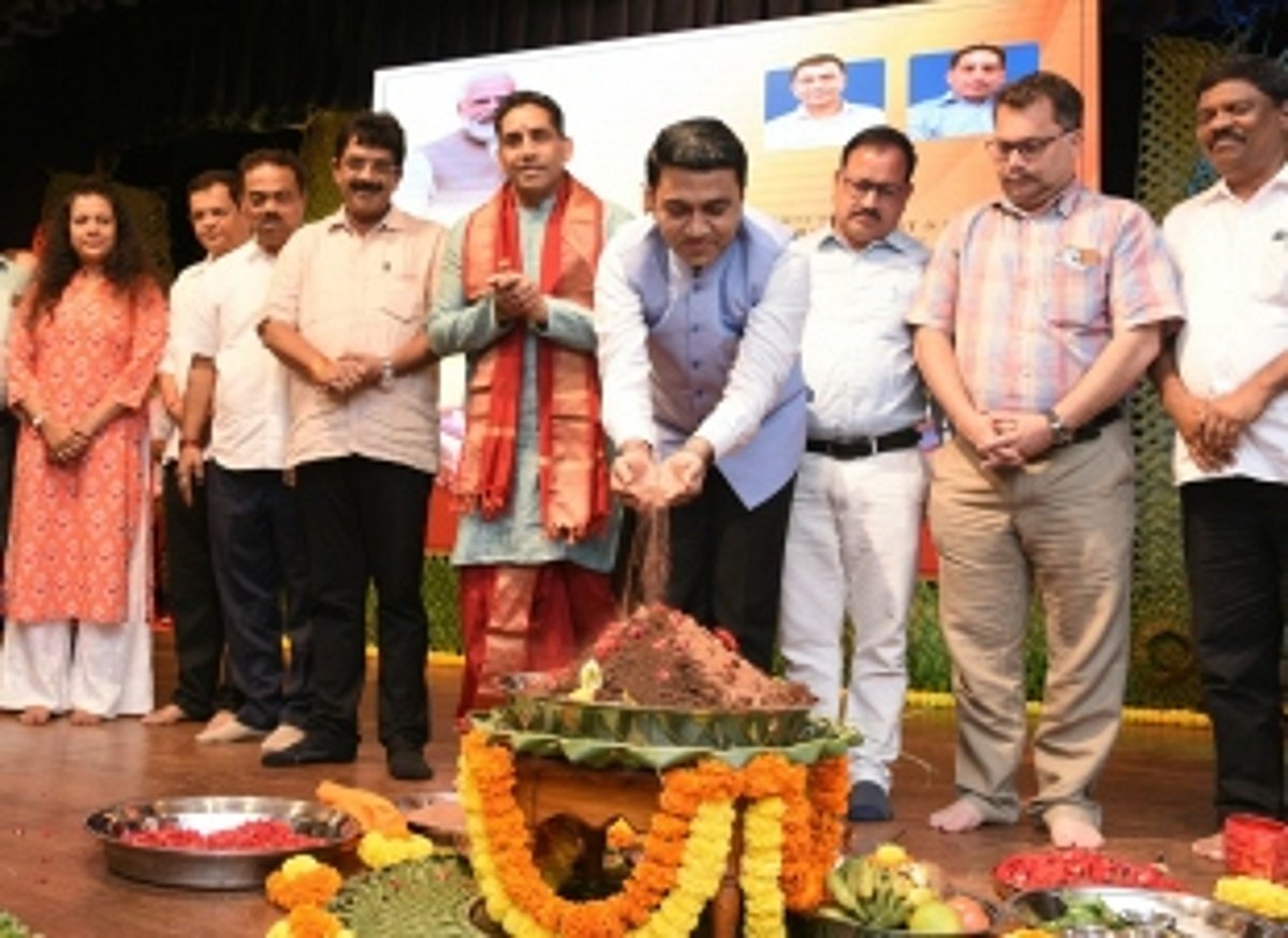 CM performs bhooji pooja on  Goan soil for new Parliament