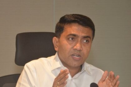 CM urges people to file police complaint against govt job ‘providers’