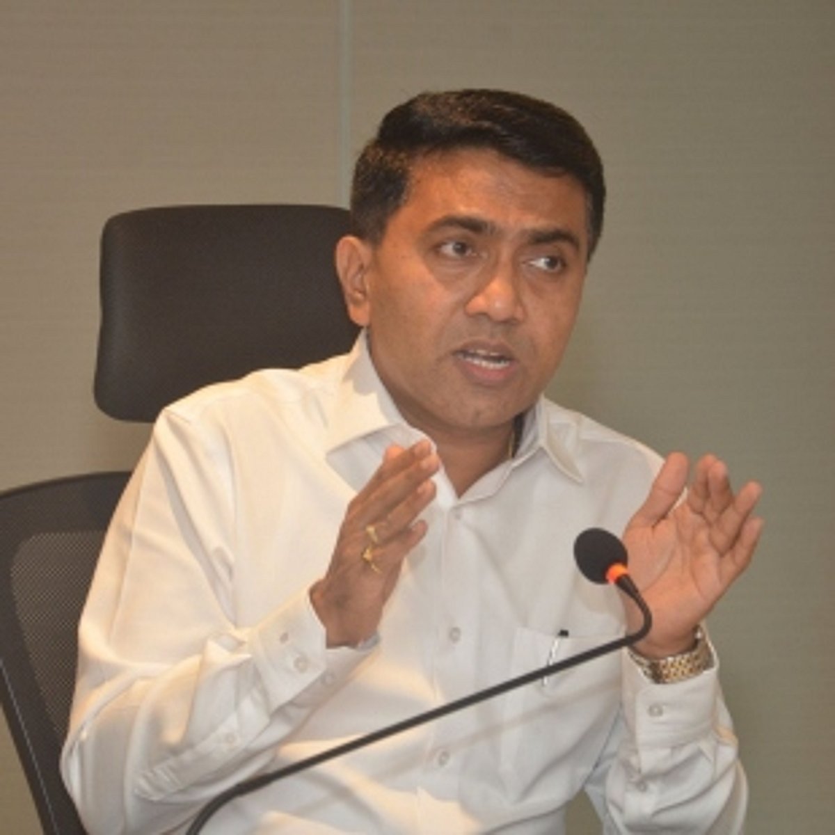 CM urges people to file police complaint against govt job ‘providers’