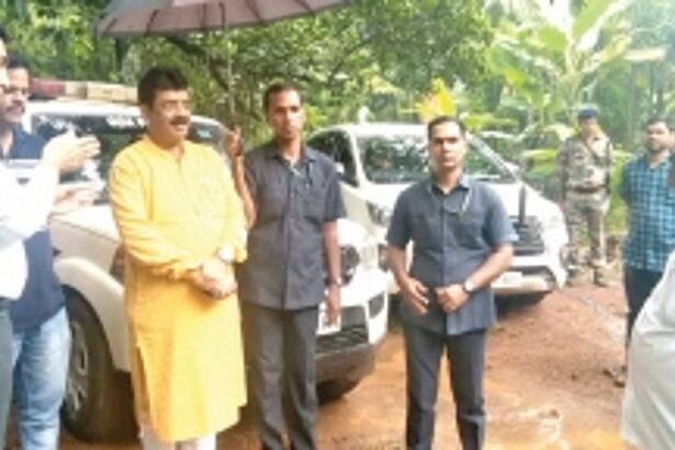 CM visits flood-hit Davkon village,  promises to find solution soon