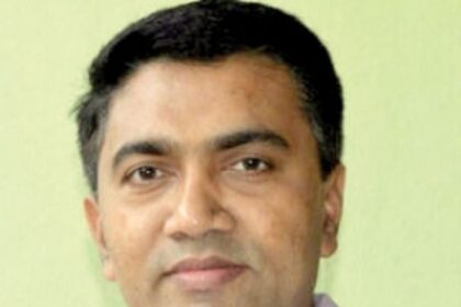 CM warns babus, asks them to speed up file movement