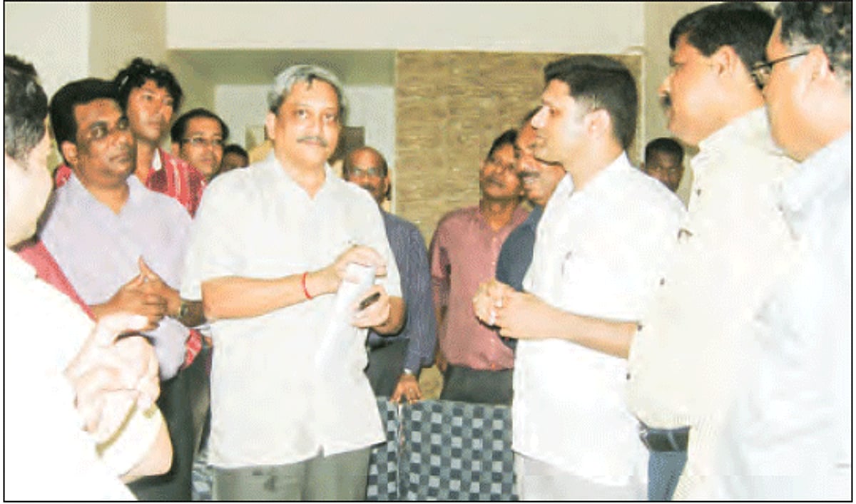CM with the delegation members from Aquem when they called on him over the Costa ground issue.