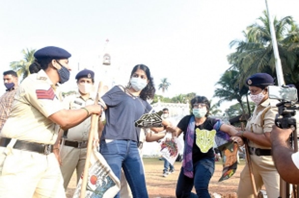 COPS DETAIN SAVE MOLLEM YOUTH