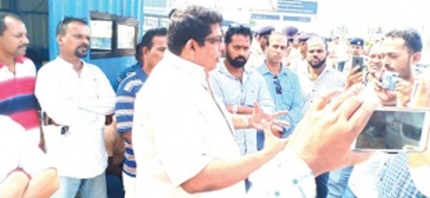 Cabbies call off protest at Dabolim airport as cops intervene 1 Cabbies call off protest at Dabolim airport as cops intervene