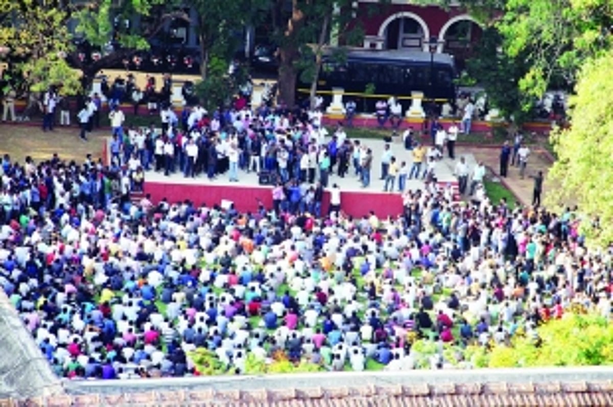 Cabbies vow to strike till speed governor notification is withdrawn