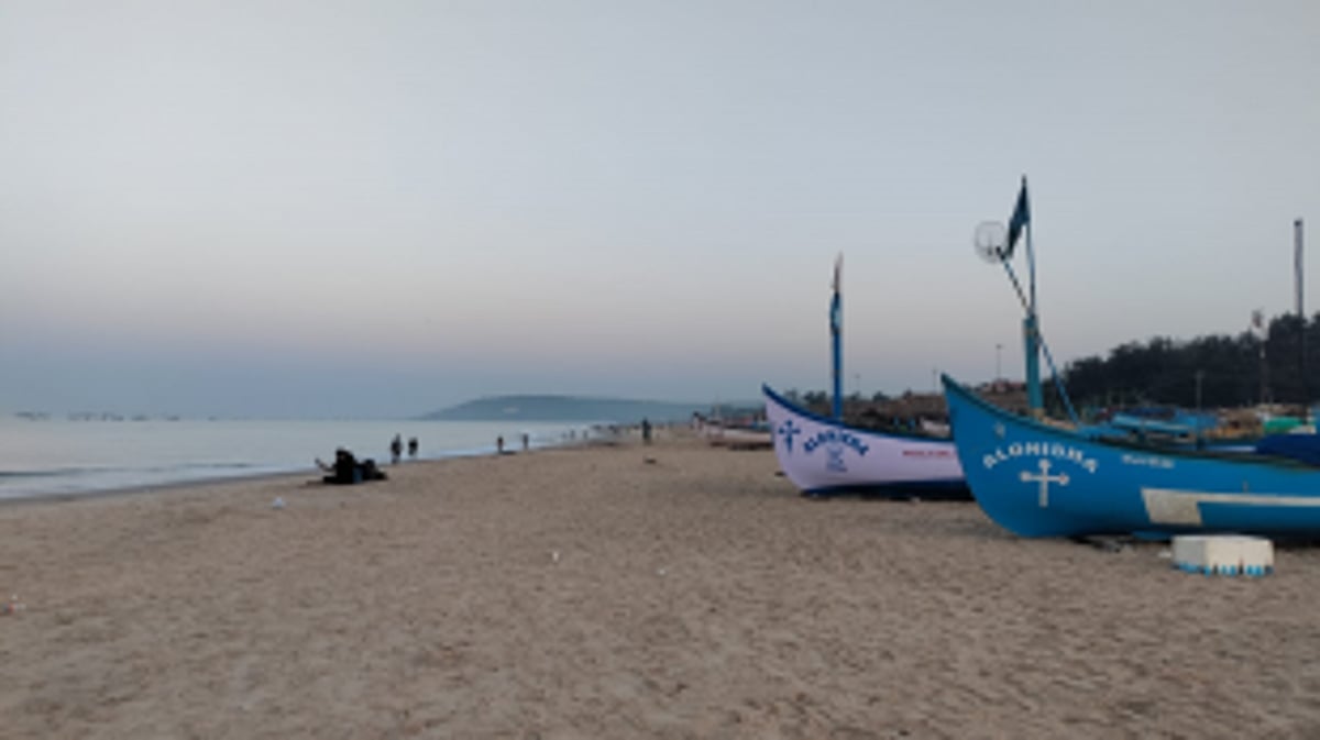 Calangute Beach Sees Drastic Drop in Early Morning Visitors, Shack Owners Dismayed by Littered Shorelines