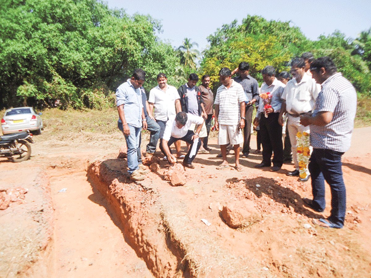 Calangute MLA Michael Lobo inaugurates the road works at Tivai Vaddo in the presence of BJP workers and locals.