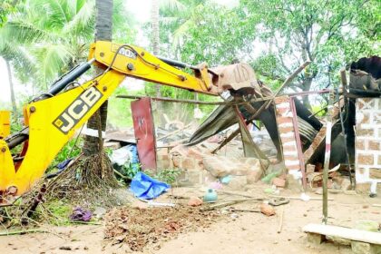 Calangute VP cracks whip, 8 structures bite the dust