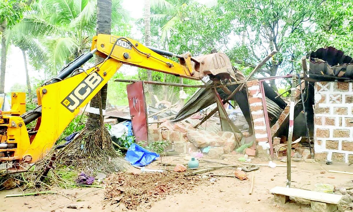 Calangute VP cracks whip, 8 structures bite the dust