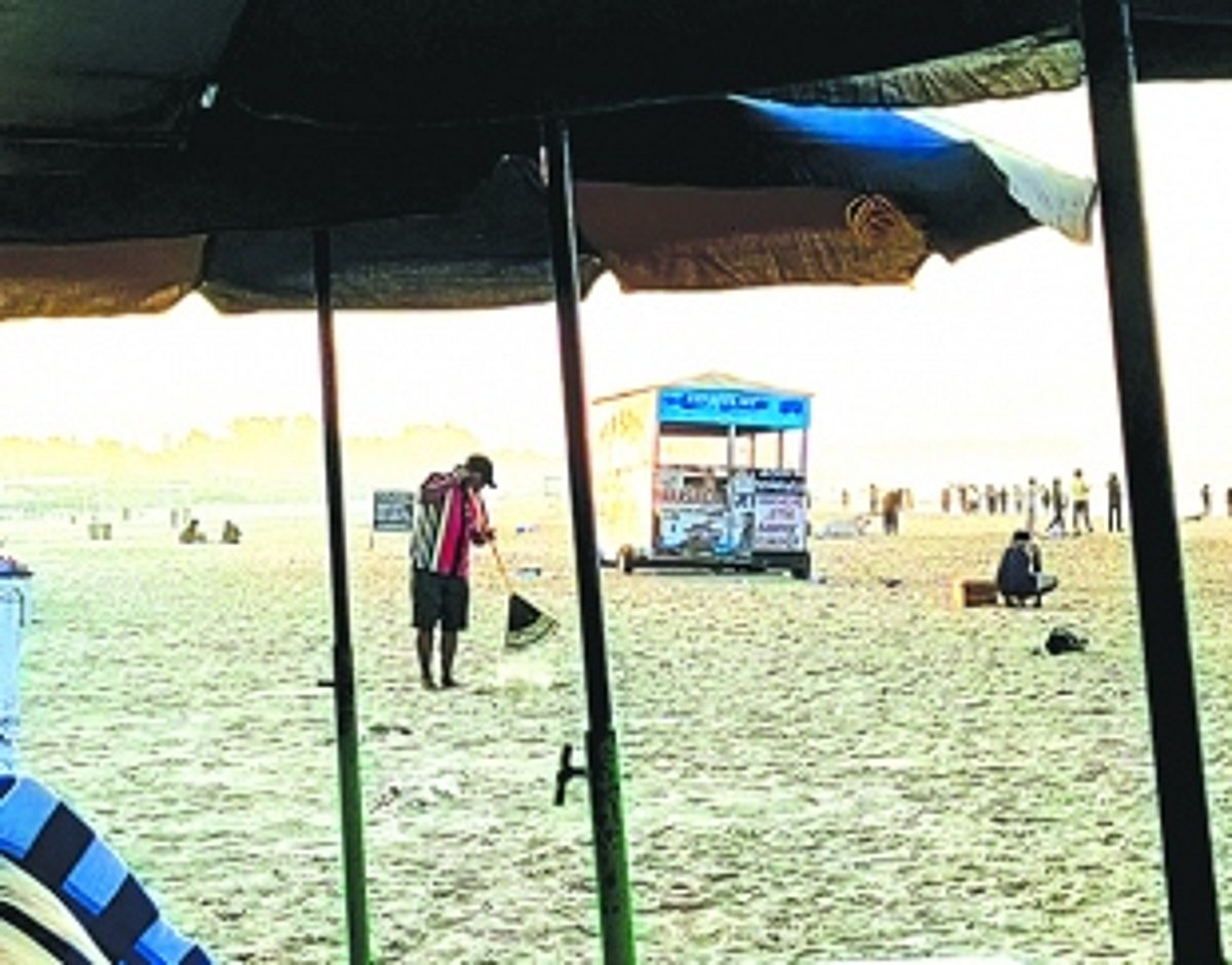 Calangute beach littered, even as lakhs of tourists are due to descend for year-end and New Year festivities