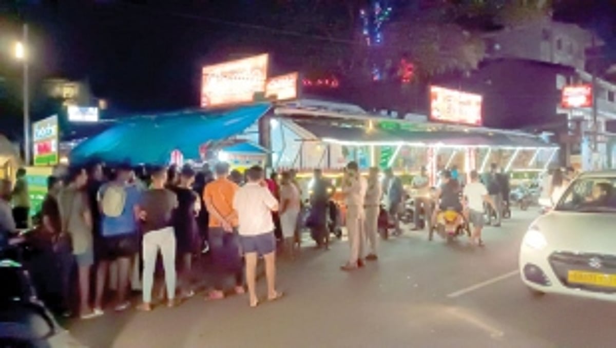 Calangute locals protest outside police station, want illegal dance bar closed