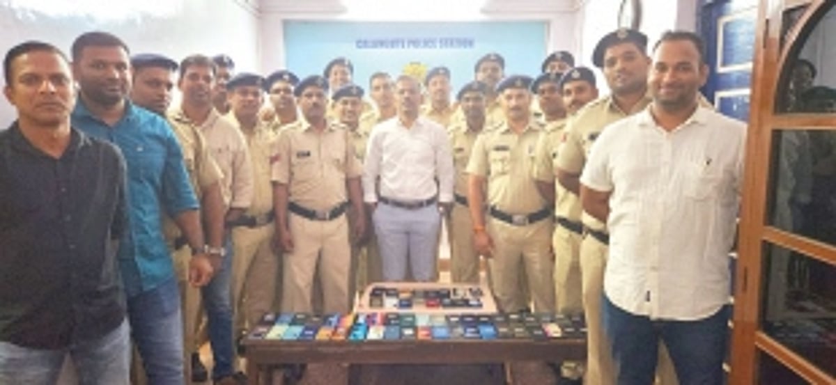 Calangute police nab 12 persons,  55 cellphones recovered