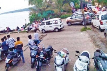 Calm on the island,  chaos at Divar ferry