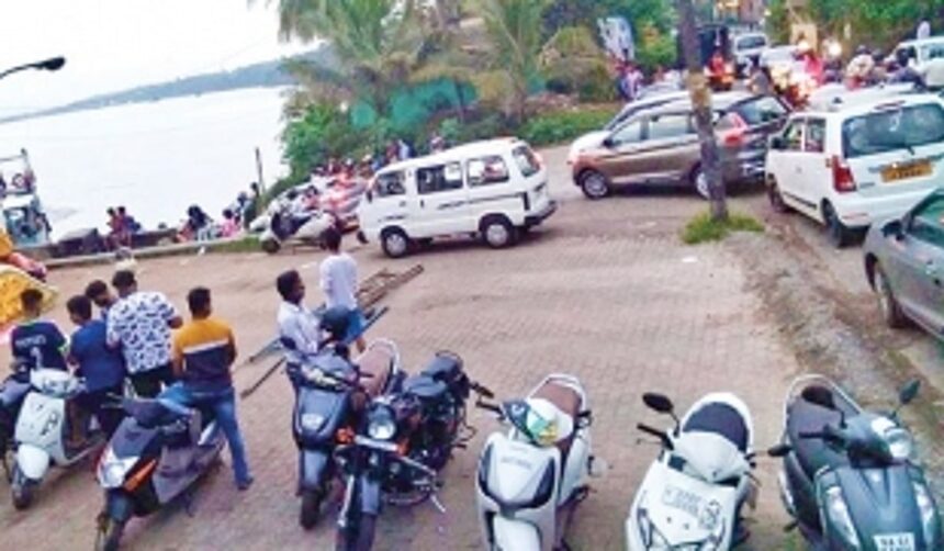 Calm on the island, chaos at Divar ferry