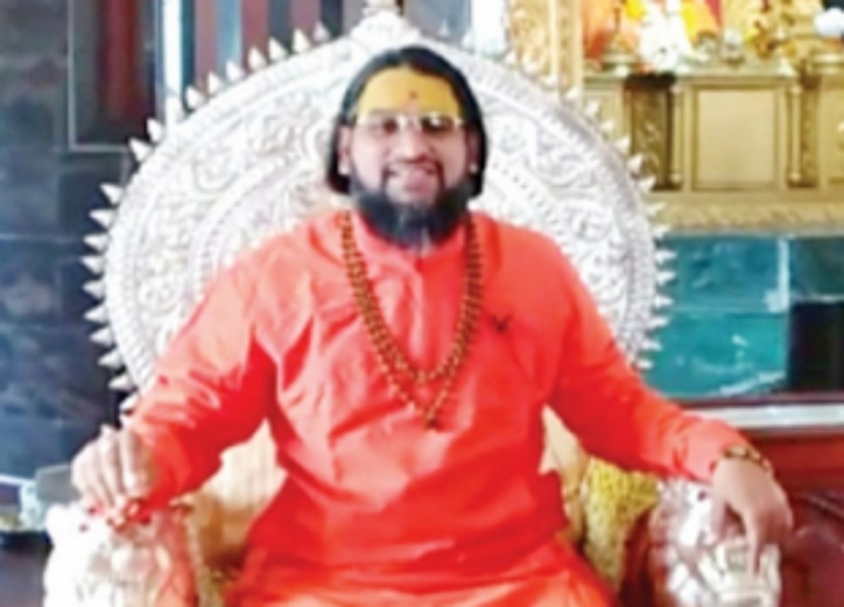 Candidates visit Tapobhoomi Kundaim Swami for blessings