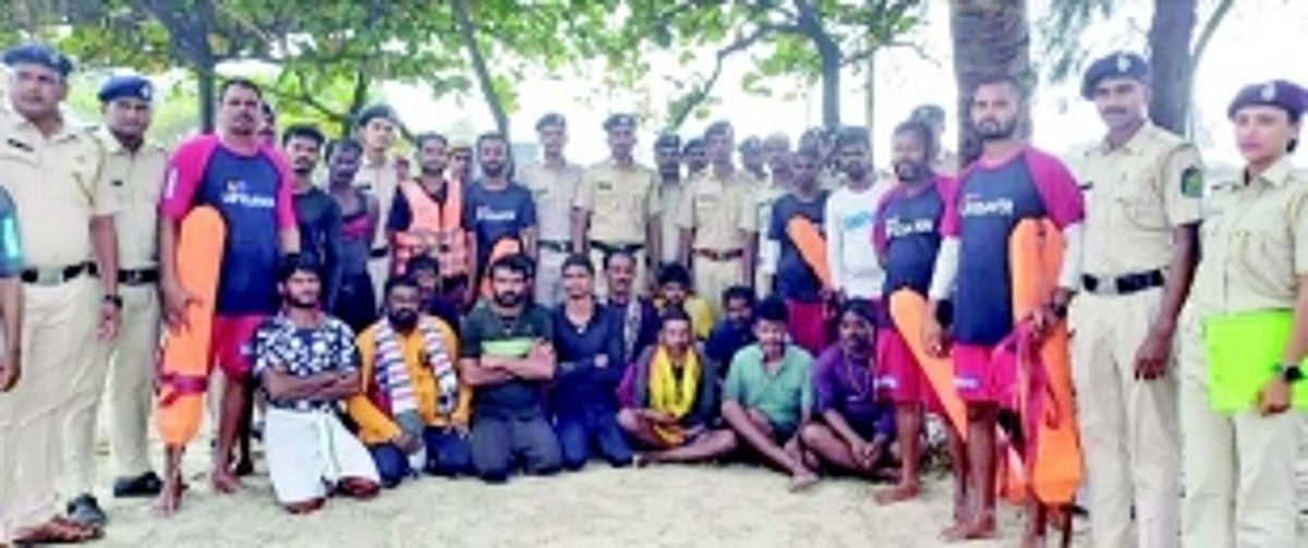 Canoe capsizes off Colva beach, 13 fishermen from Andhra Pradesh rescued