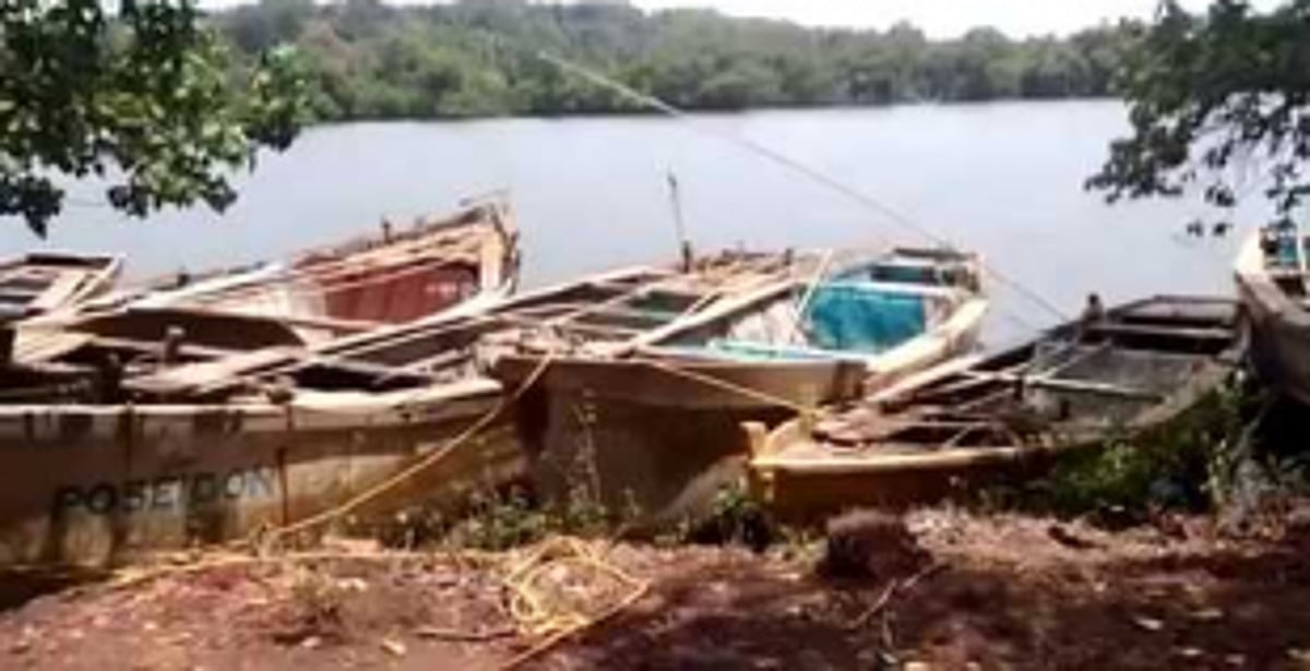 Canoes seized, sand attached at Camurlim