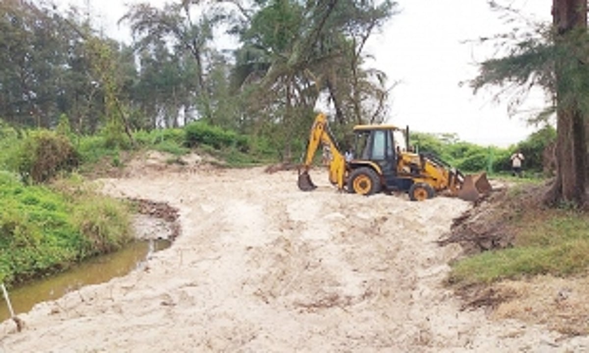 Cansaulim villagers unite to protect beach,  submit plaints to authorities; site inspection held