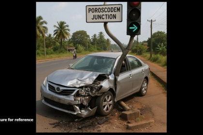 Car Crashes Into Traffic Signal at Poroscodem Junction; Cause Under Investigation