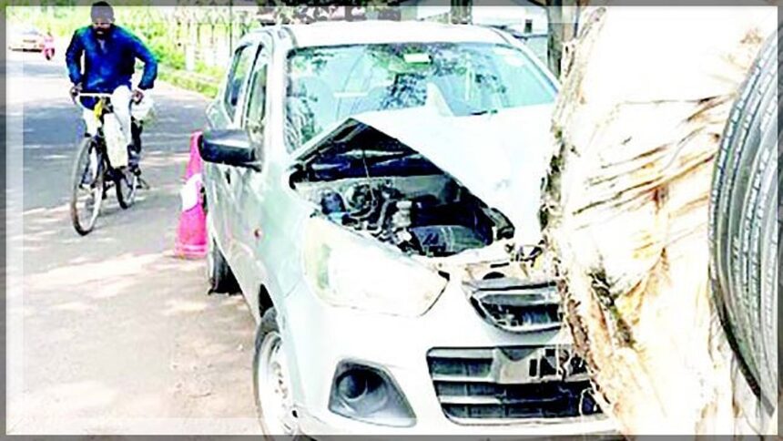 Car crashes into electricity cables 1 Car crashes into electricity cables