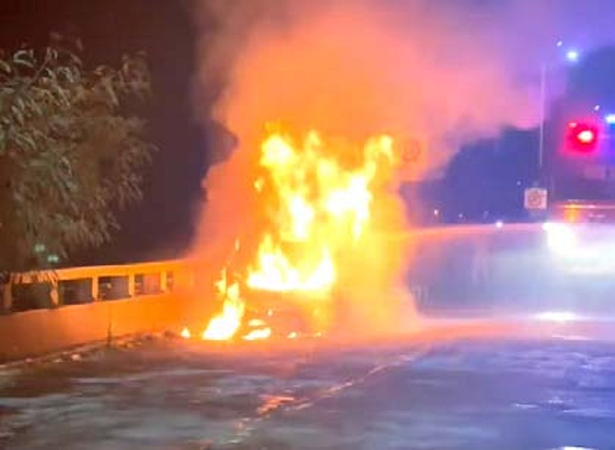 Car goes up in flames on Mandovi bridge