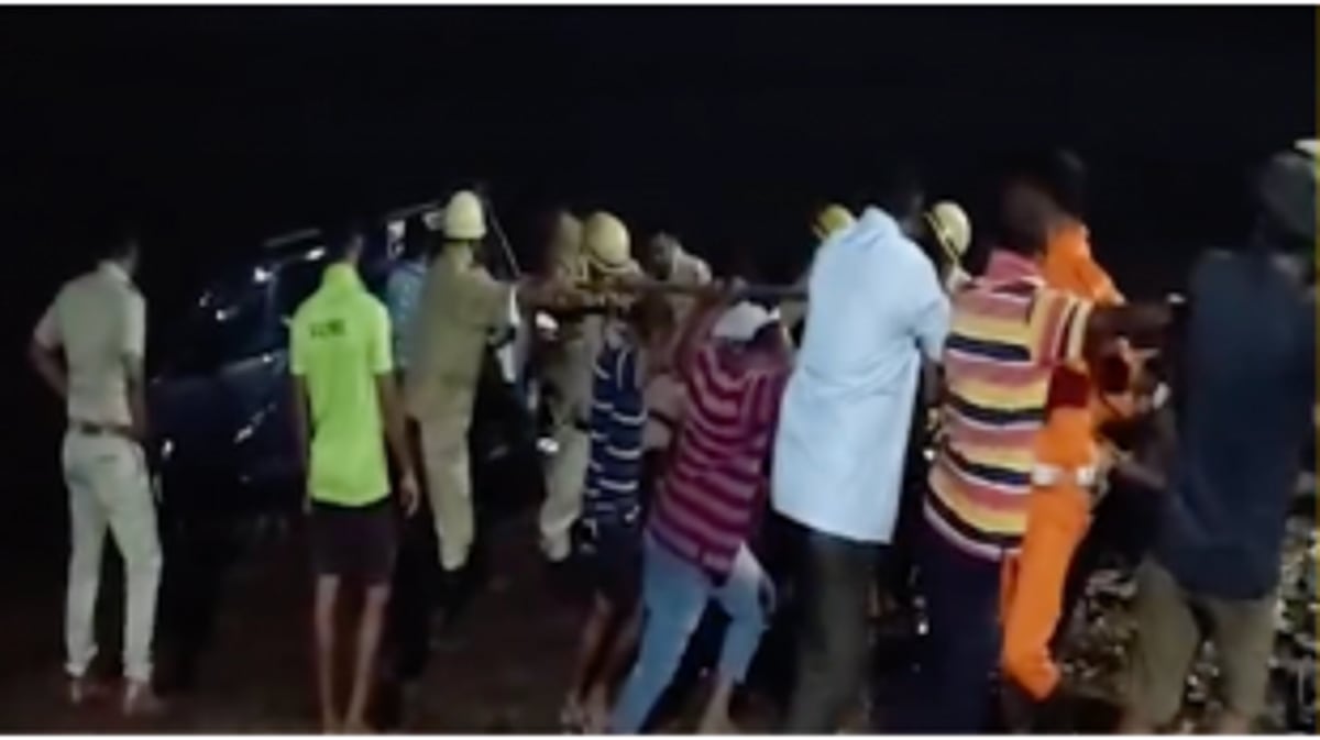 Car plunges into water at Sarmanas ferry point; claims one life