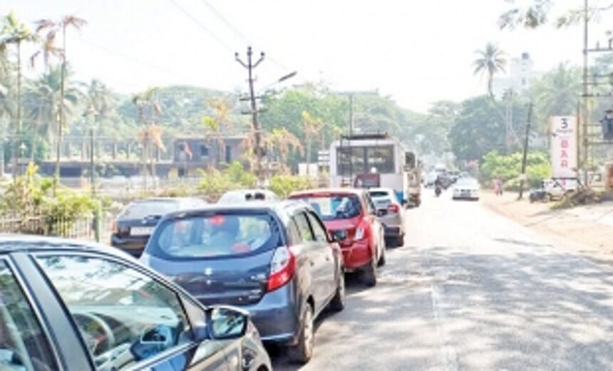 Car rolls down into valley at Chicalim slope, diver escapes unhurt 1 Car rolls down into valley at Chicalim slope, diver escapes unhurt
