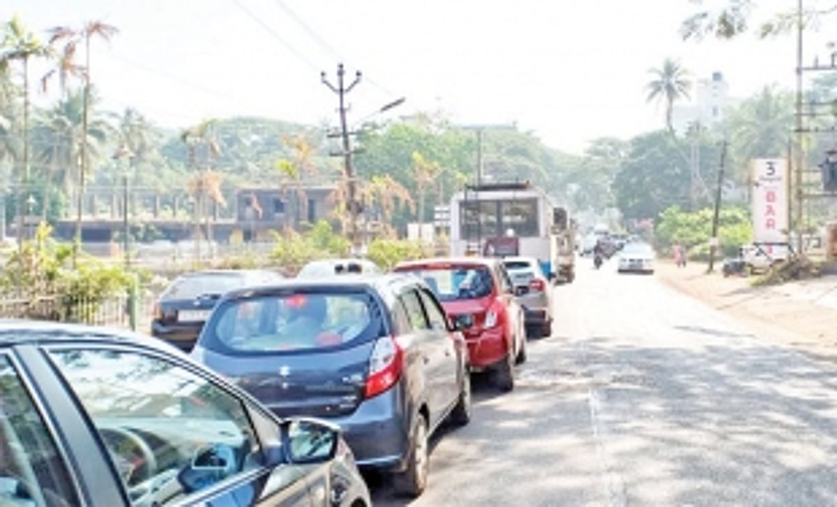 Car rolls down into valley at Chicalim slope, diver escapes unhurt