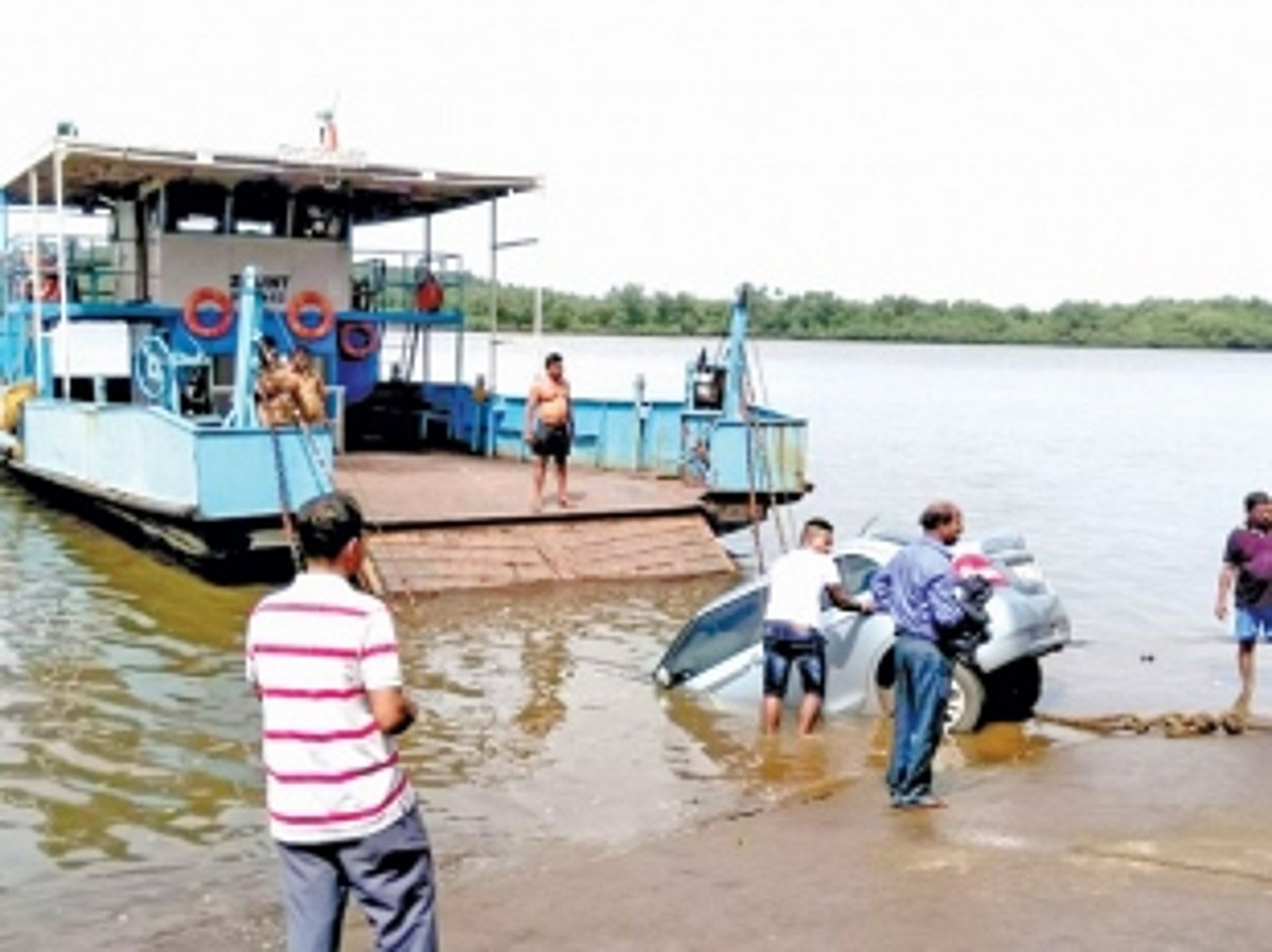 Car sinks in waters at Sarmanas ramp