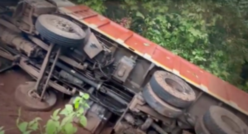 Cargo truck loses control on sharp turn, falls on  its side at Sanvordem