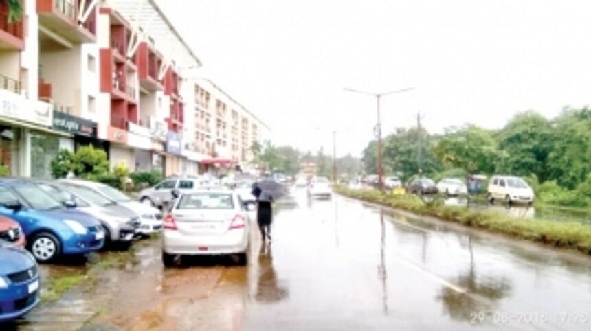 Cars parked on streets, roadside garbage plague Margao Eastern bypass 1 Cars parked on streets, roadside garbage plague Margao Eastern bypass