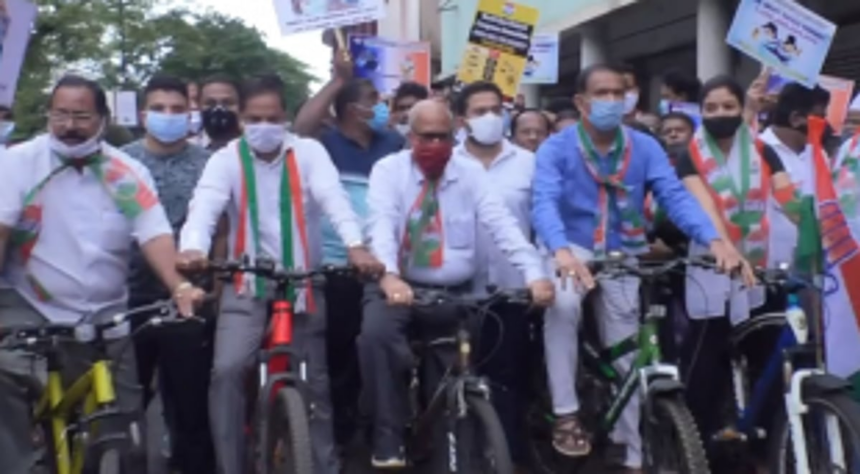 Centre has looted common man by increasing petro prices: Congress