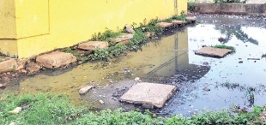Cesspool outside Sulabh toilet at Margao SGPDA market