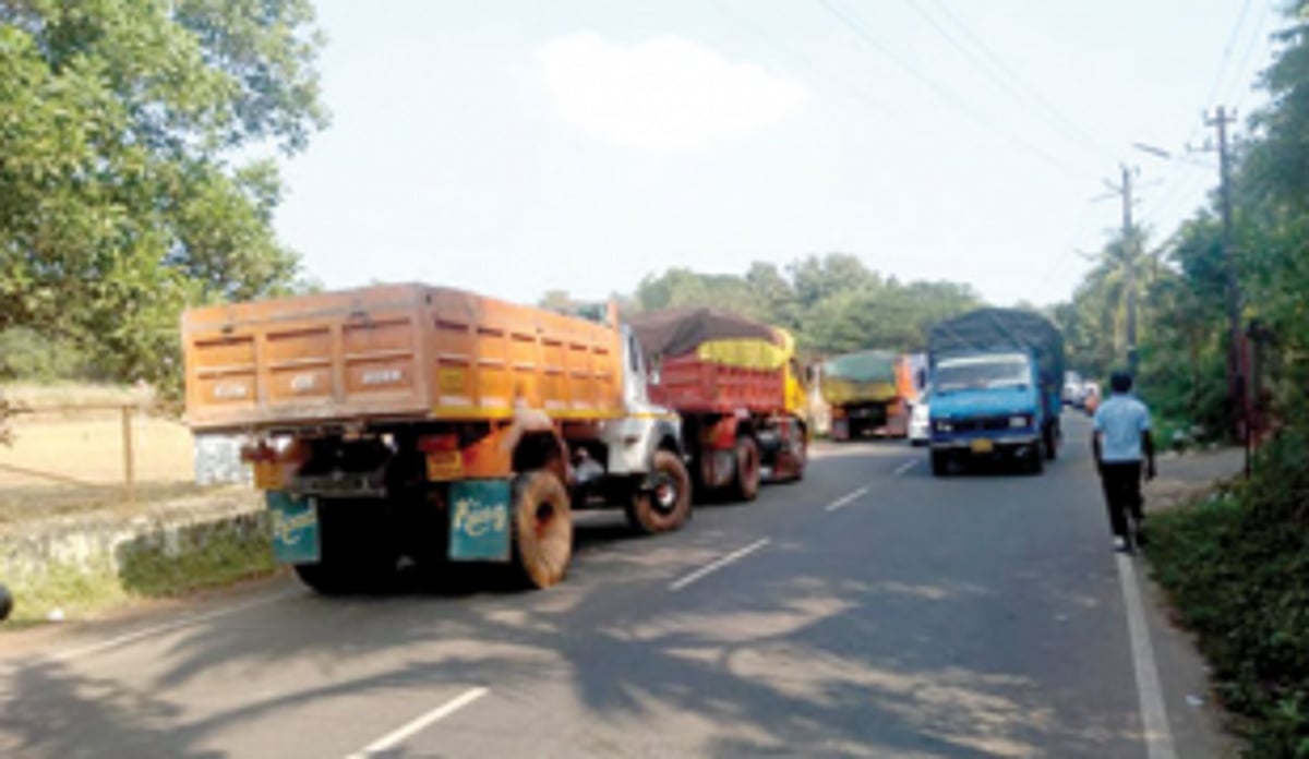 Chandor locals  stop movement  of heavy vehicles