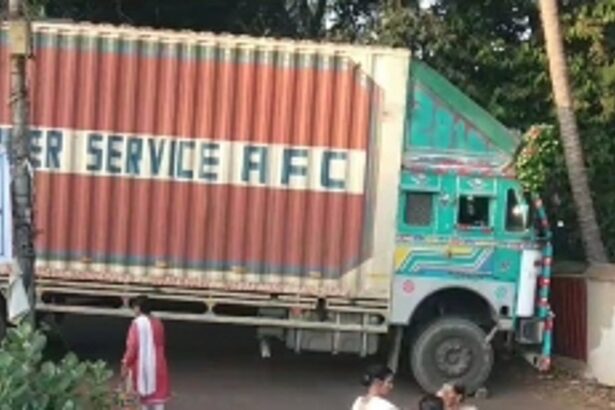 Chaos Erupts at Pernem Weekly Bazaar Due to Traffic Blockage from Container Truck