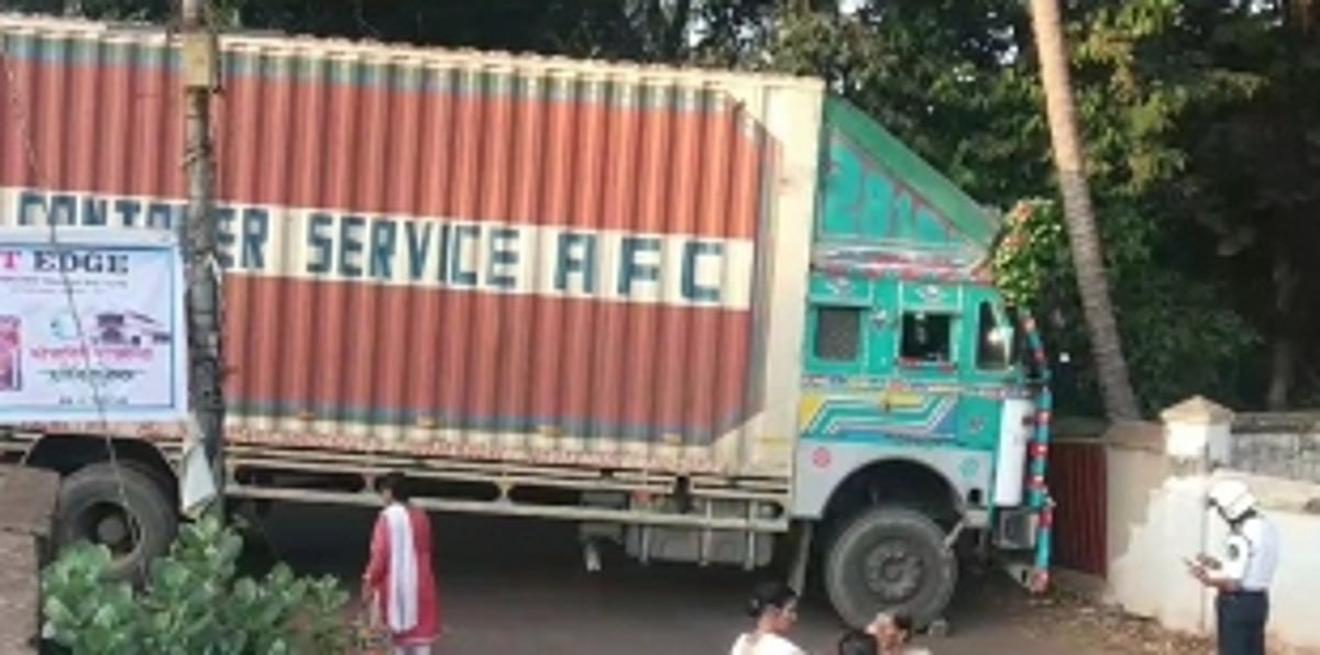 Chaos Erupts at Pernem Weekly Bazaar Due to Traffic Blockage from Container Truck
